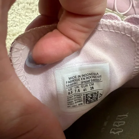 Women’s converse low top suede shoes. 9.5 - Picture 6 of 6